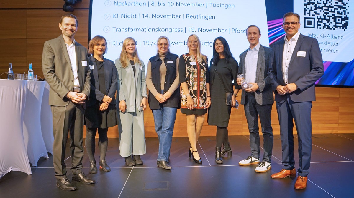 Gruppenbild der Gastgeber:innen und Referent:innen.