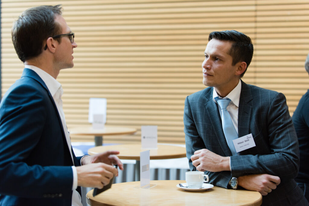 Das Bild zeigt zwei Personen beim netzwerken.