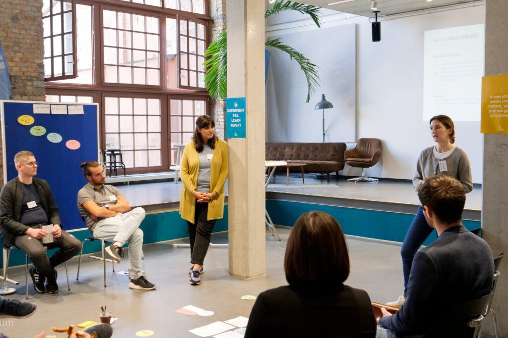 Das Bild zeigt eine Workshop-Situation im CyberForum mit 6 Personen.