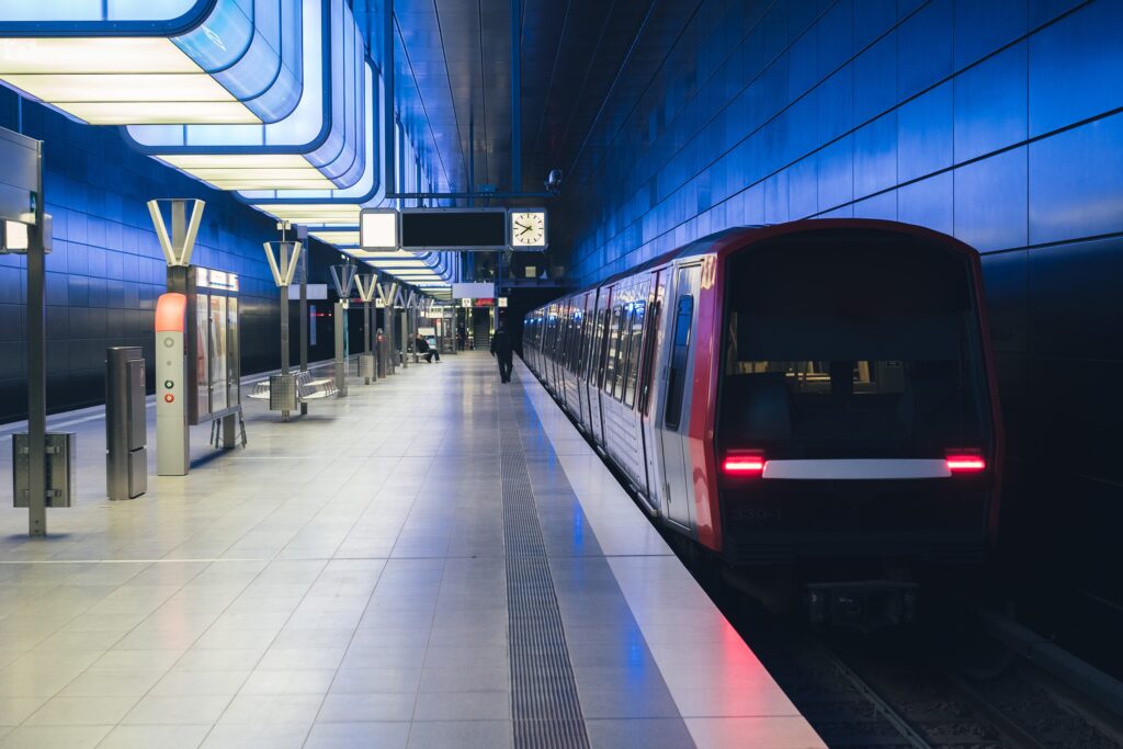 Das Foto zeigt eine Regionalbahn in einem Bahnhof am Gleis stehend.