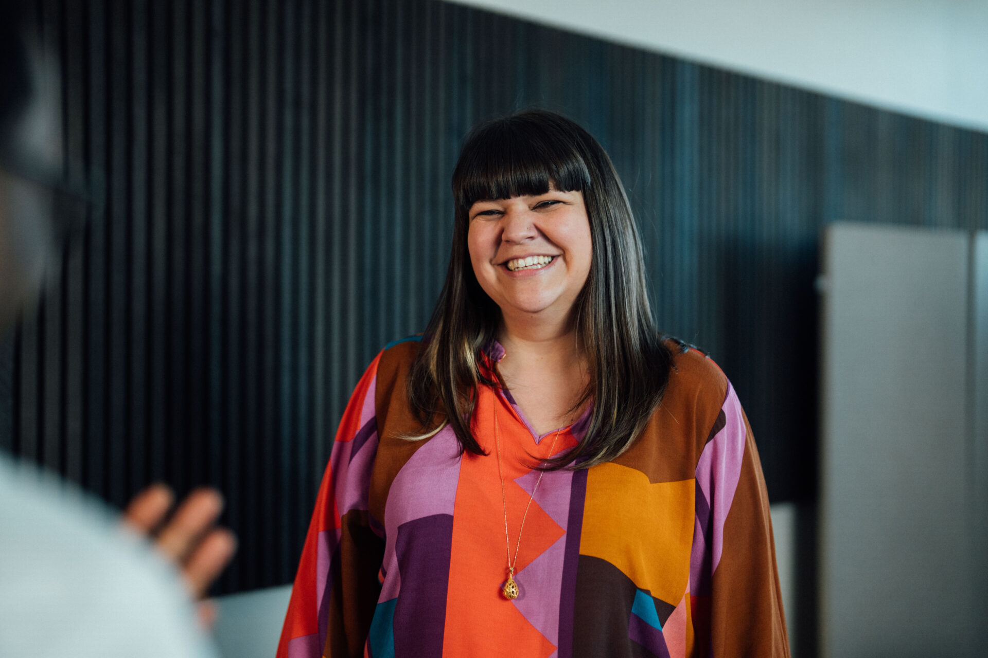 Sarah Günther, Geschäftsführerin von protectifAI, lächelnd in einem Gespräch.