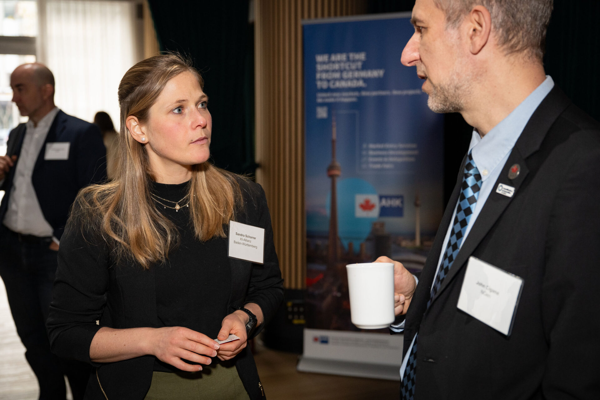 Sandra Schorrer von der KI-Allianz Baden-Württemberg beim Networking während des Canada-Germany AI Ecosystem Symposiums in Montreal.
