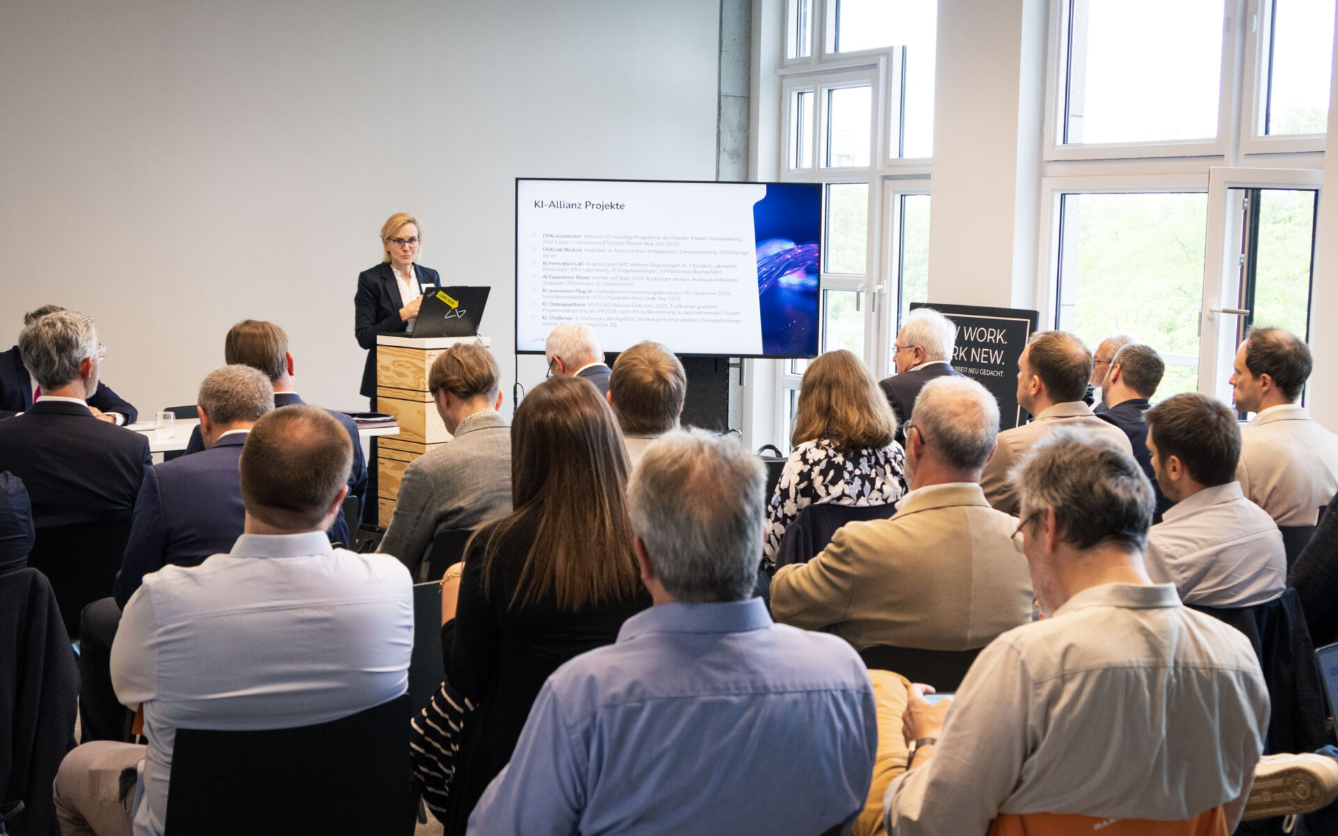 Sandra Rohner, Geschäftsführerin der KI-Allianz, stellt ihren Bericht für das laufende Jahr vor.